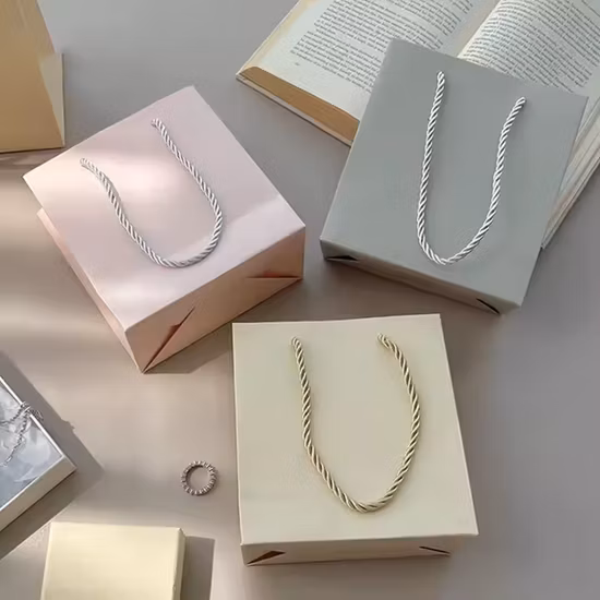 OEM工場卸売カスタムロゴ付き格安高級ギフトショッピングクラフト紙袋